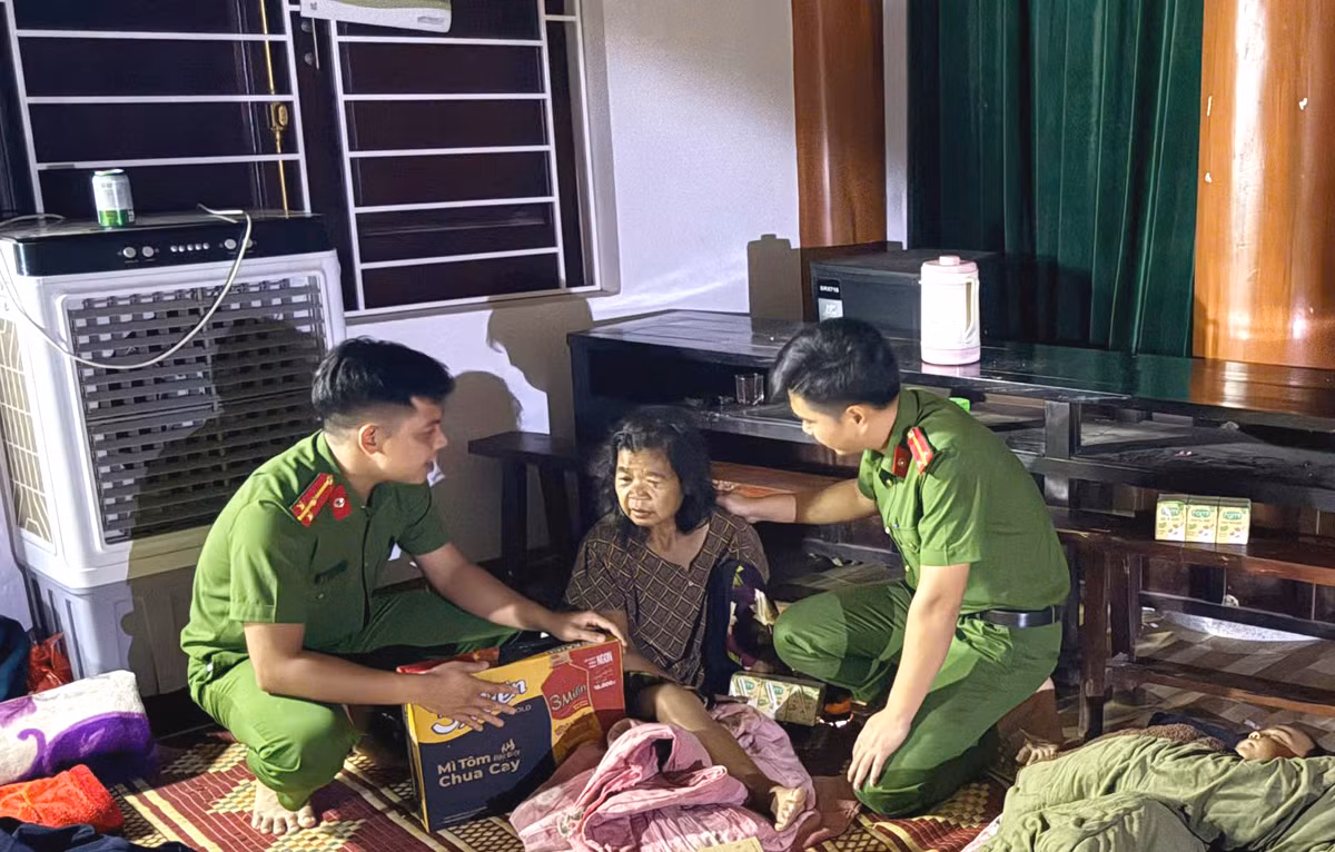 Công an Hà Tĩnh xuyên đêm giúp dân ứng phó bão số 5, sẵn sàng khắc phục sau bão -0