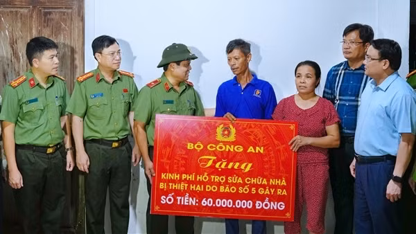 Đoàn công tác Bộ Công an kiểm tra công tác khắc phục hậu quả cơn bão số 5 ở tỉnh Nghệ An