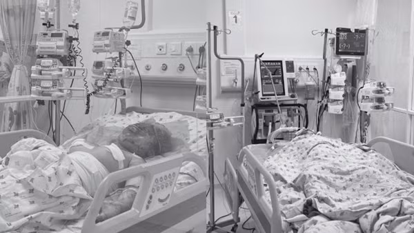 Hai chị em nhập viện trong tình trạng nguy kịch vì bị phóng hỏa