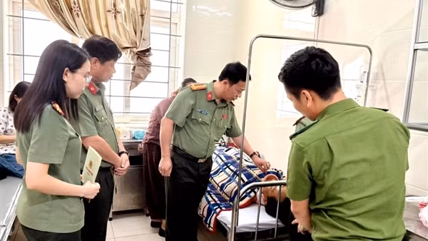 Phó Trưởng Công an xã bị thương khi giúp dân khắc phục hậu quả bão số 5