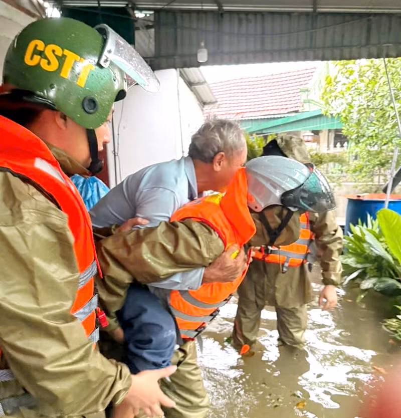 Công an Hà Tĩnh xuyên đêm giúp dân ứng phó bão số 5, sẵn sàng khắc phục sau bão -0