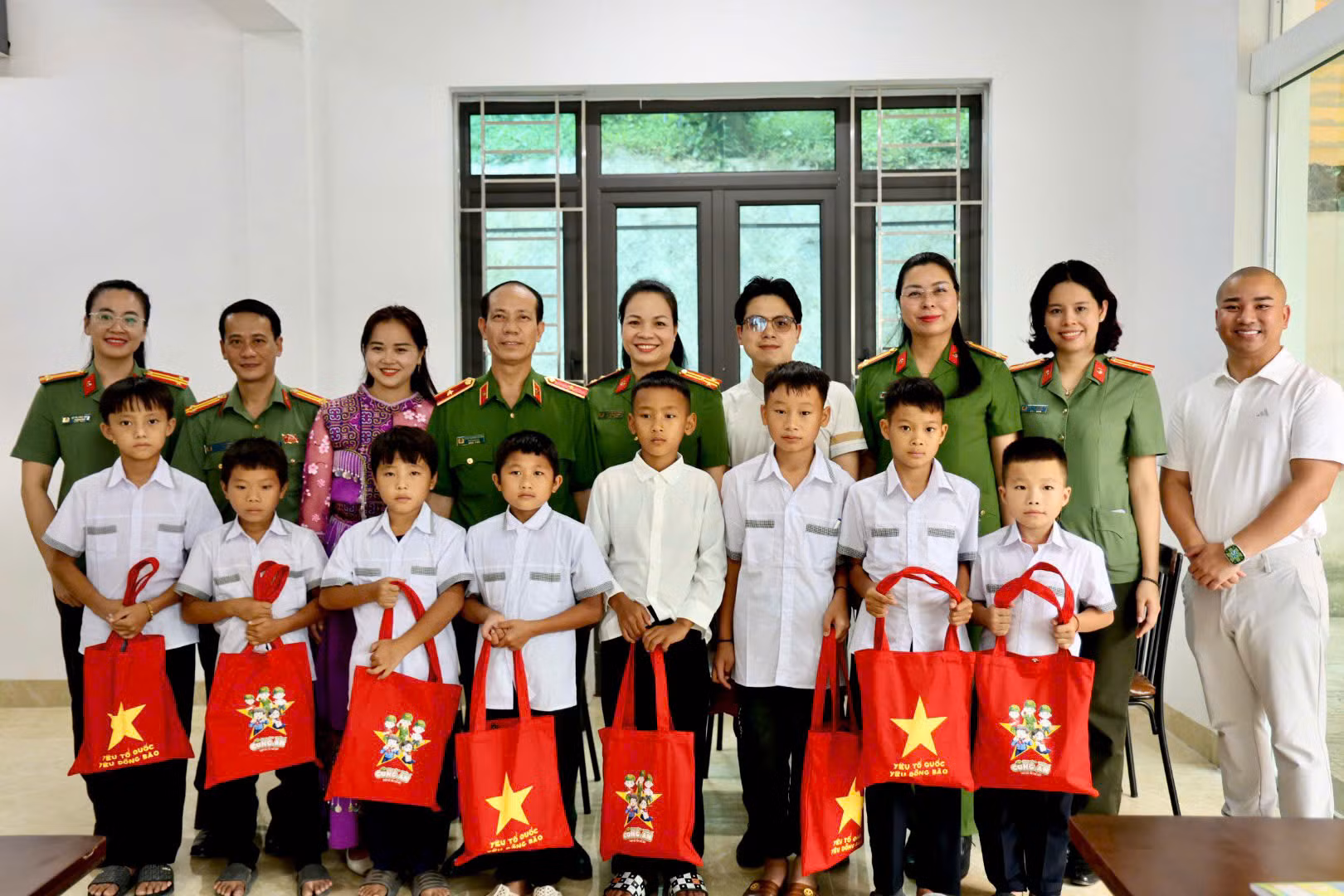 Học viện CSND và các nhà tài trợ tặng quà, hỗ trợ người dân, học sinh vùng lũ tỉnh Điện Biên gần 2 tỷ đồng -0