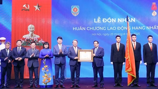 Thủ tướng Phạm Minh Chính trao Huân chương Lao động hạng Nhất tặng Bộ Tư pháp