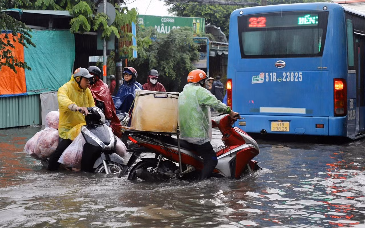 Mưa suốt đêm, nhiều người trễ giờ làm vì đường ngập nước -3