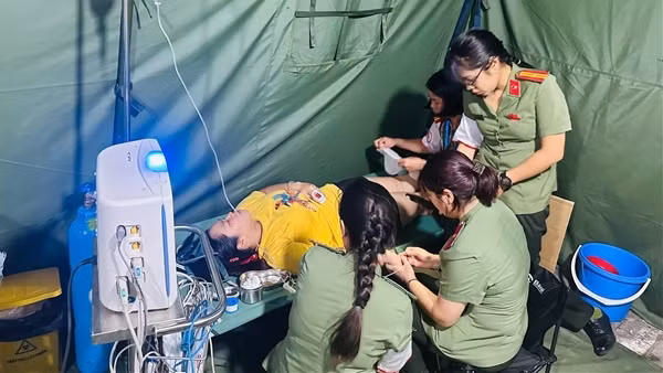 Nhiều người gặp vấn đề về sức khỏe khi xem sơ duyệt diễu binh được sơ cứu kịp thời tại các lều y tế