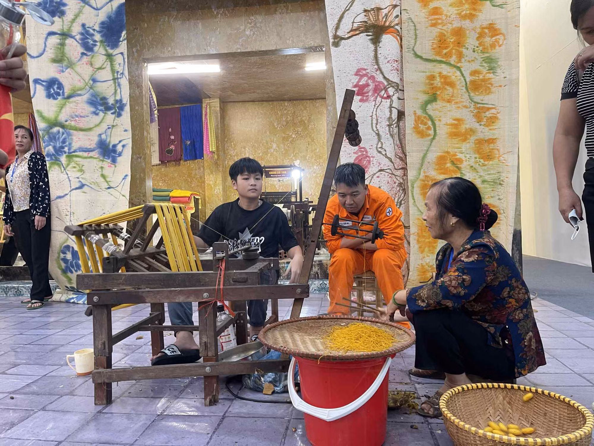 Du khách hào hứng trải nghiệm tại các gian hàng trưng bày -0