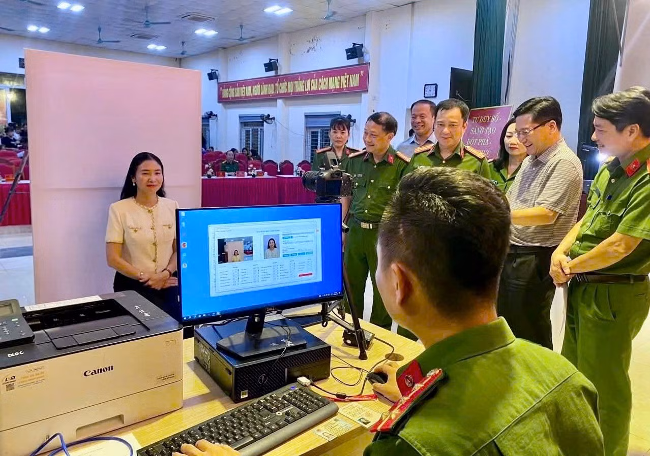 Đến tận nhà thu nhận hồ sơ cấp đổi Thẻ Đảng viên – Hình ảnh đẹp của người chiến sĩ Công an vì dân phục vụ -0