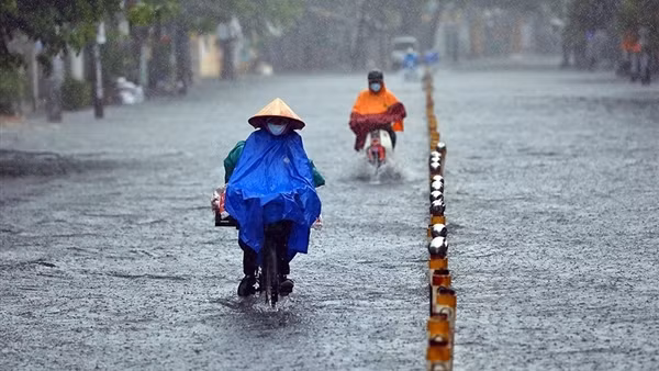 Mưa to từ miền Trung vào đến Nam Bộ, Biển Đông bão mạnh