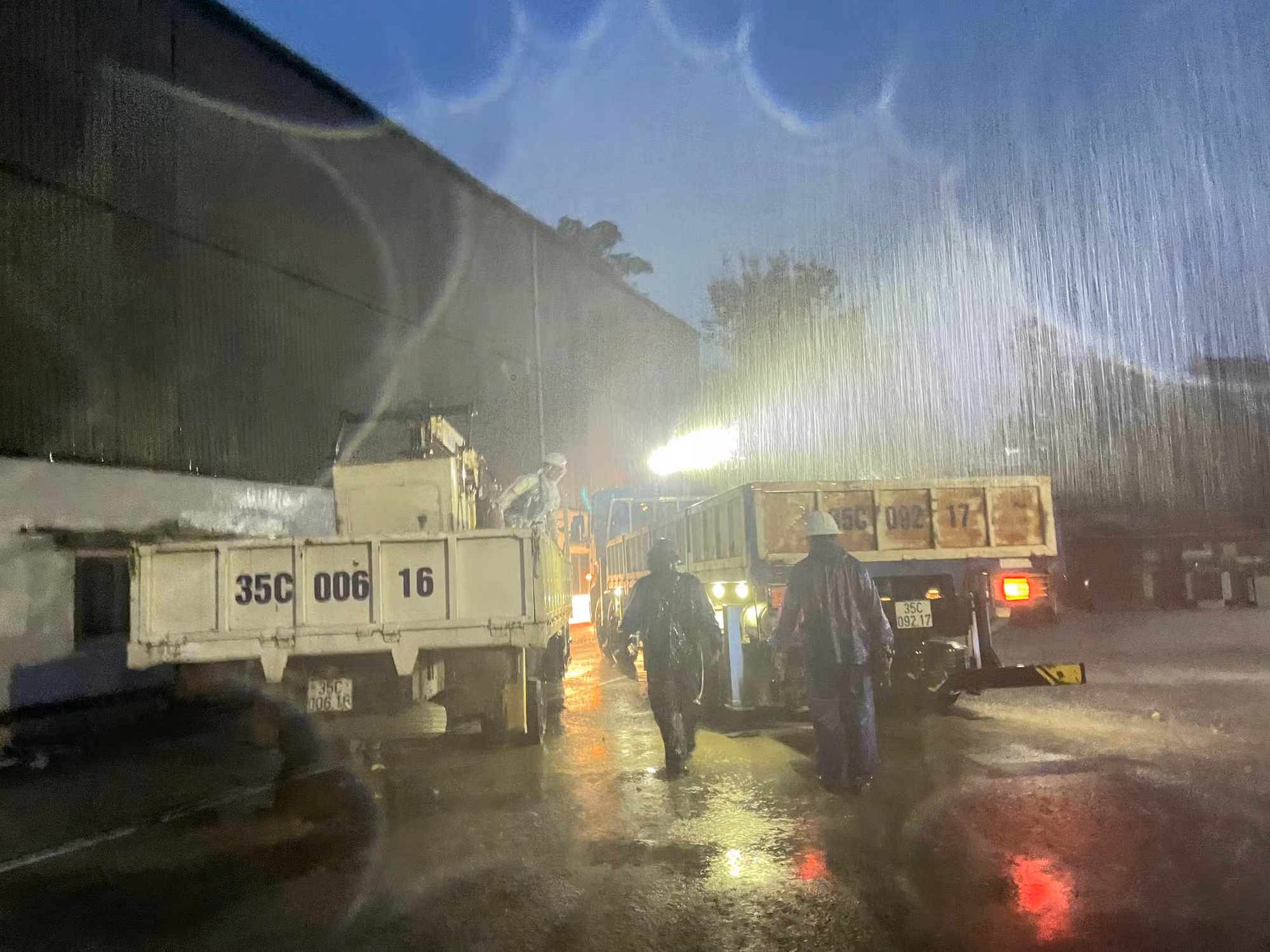 EVNNPC khẩn trương khắc phục lưới điện sau bão số 5 -3