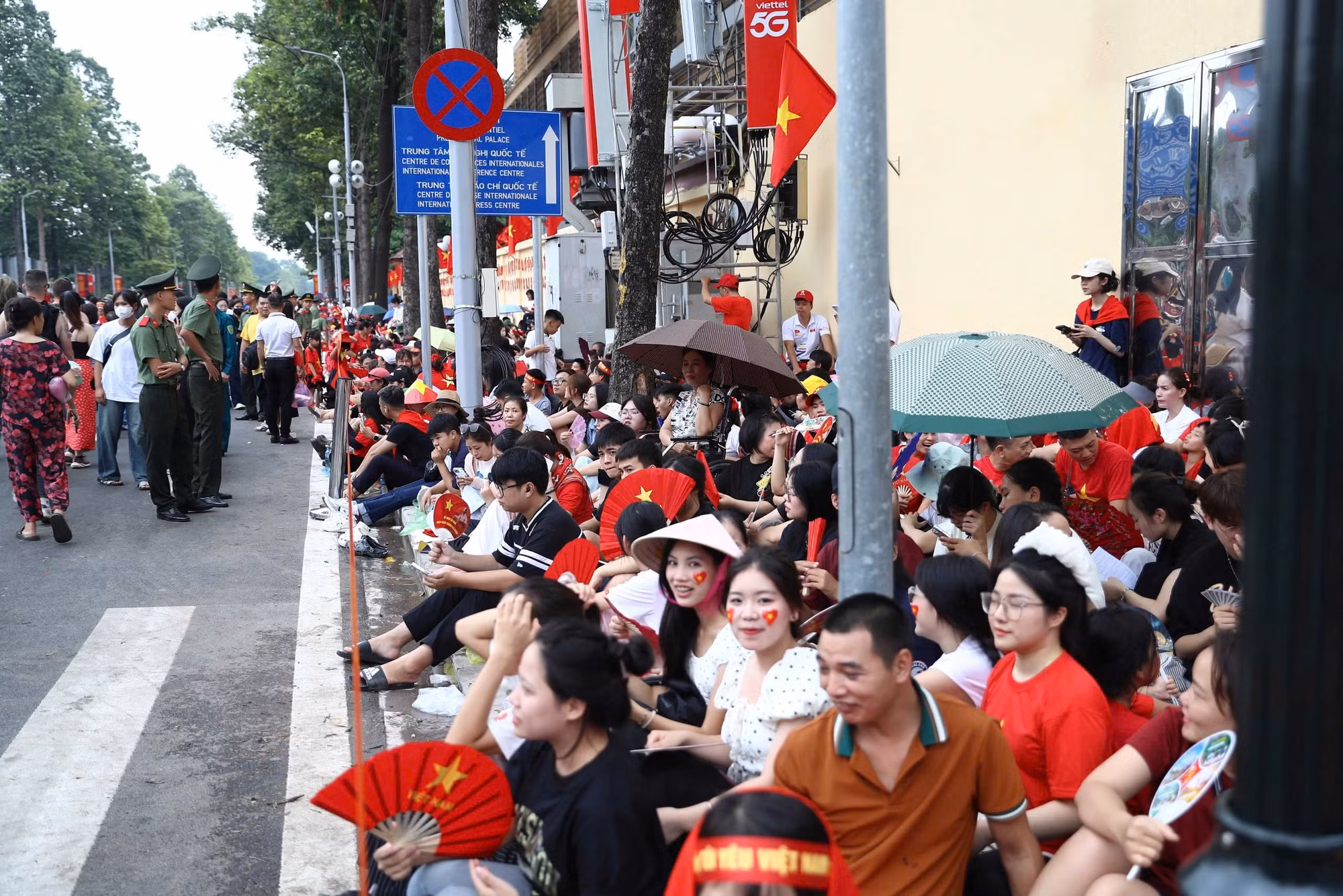Hà Nội rực rỡ sắc đỏ, háo hức chờ xem tổng hợp luyện diễu binh -0