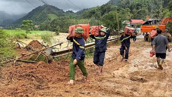 Công an Thanh Hóa vận chuyển lương thực hỗ trợ 520 hộ dân bị mưa lũ chia cắt