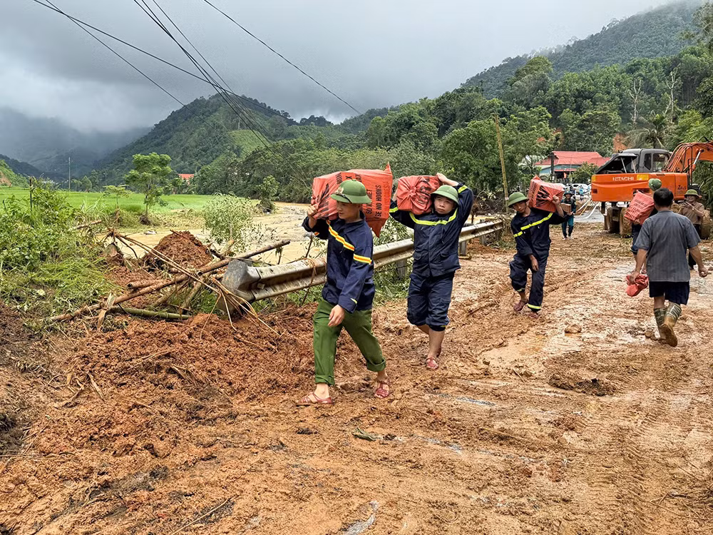 Lực lượng cứu hộ, cứu nạn của Công an tỉnh Thanh Hóa đã mang lương thực, thực phẩm cứu hộ 520 hộ dân bị chia cắt trên địa bàn xã Yên Nhân -0