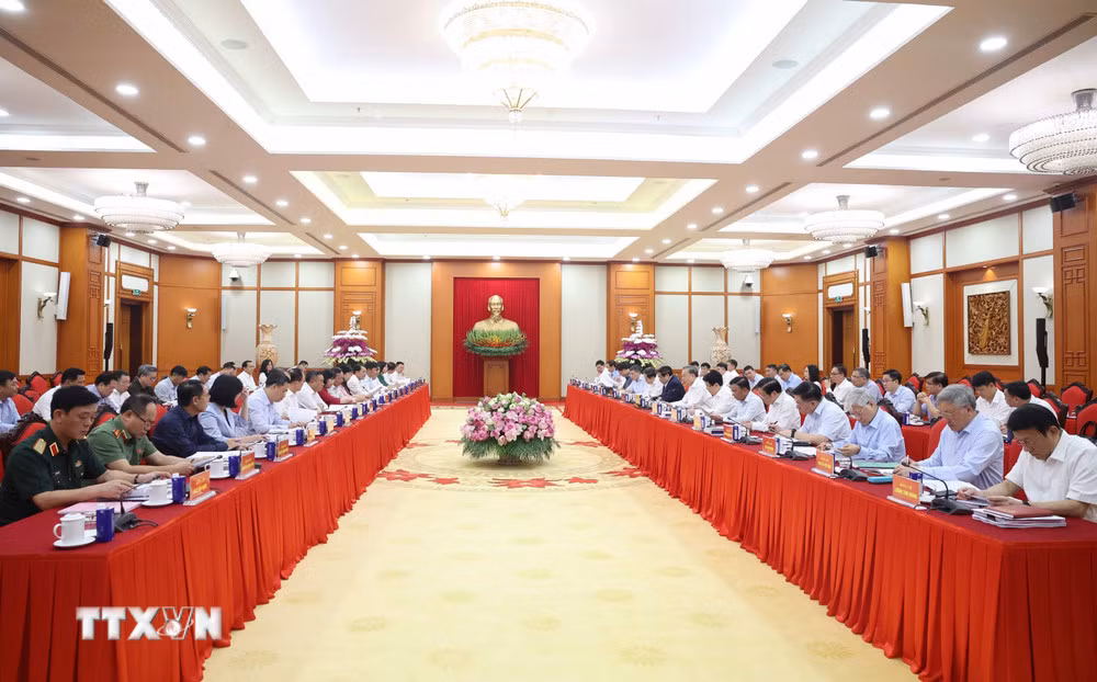 Bộ Chính trị cho ý kiến về công tác chuẩn bị Đại hội Đảng bộ thành phố Hà Nội và TP Hồ Chí Minh -0