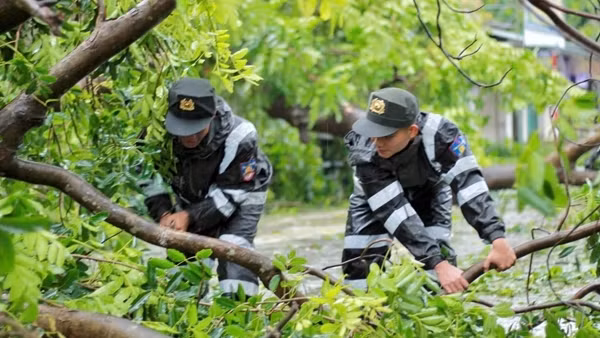 Trung đoàn CSCĐ Bắc Trung Bộ ra quân giúp nhân dân khắc phục hậu quả sau bão