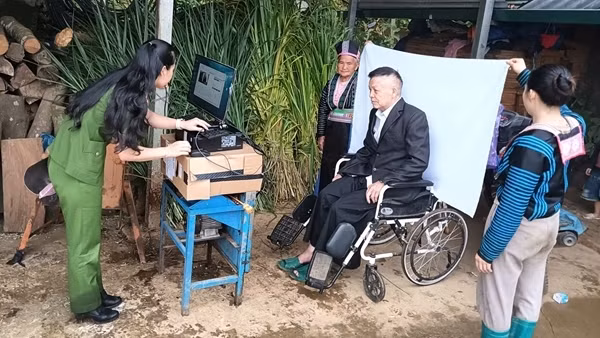 Công an tỉnh Sơn La làm thêm giờ, đến tận nhà đảng viên để lập hồ sơ đổi thẻ Đảng