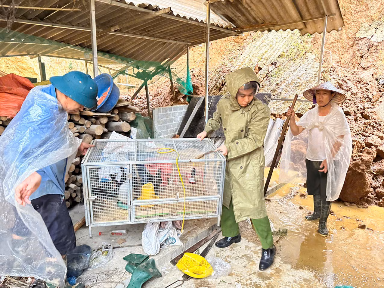 Công an xã chủ động ứng phó với sạt lở đất, tràn đập và lũ quét -0