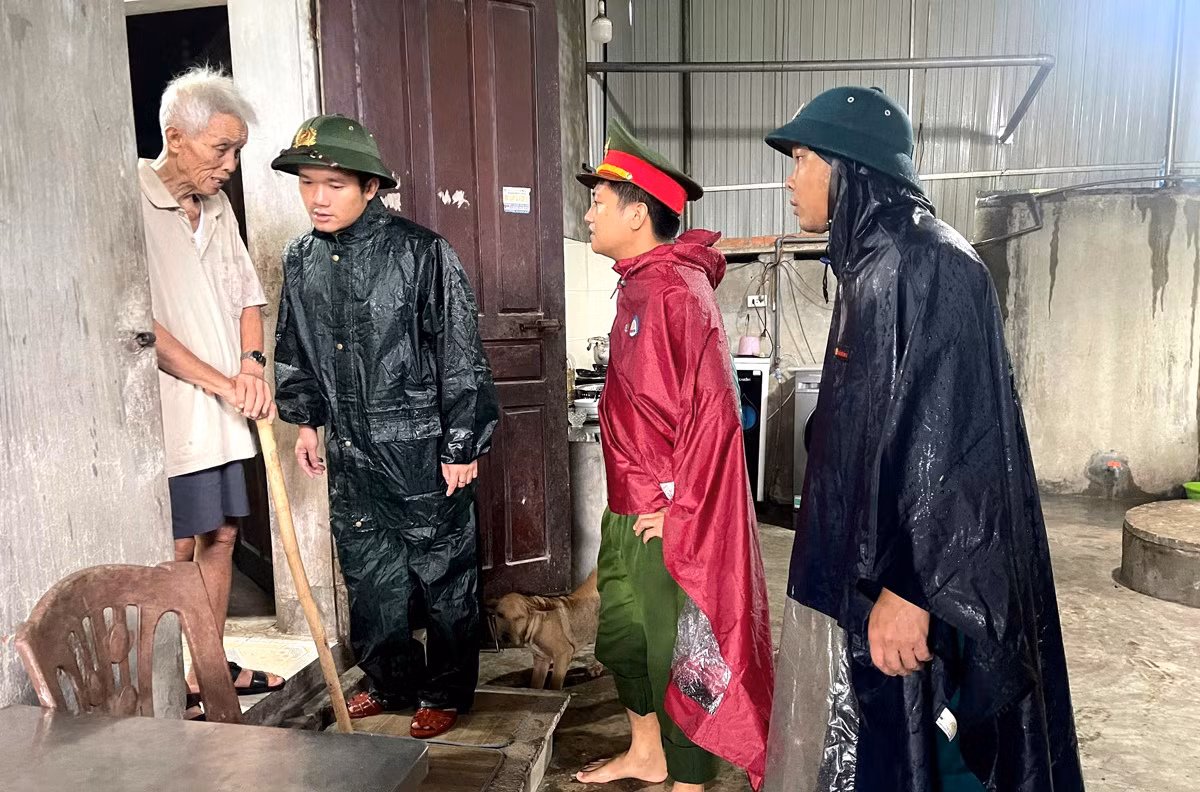 Công an xã vượt bão giông cứu người gặp nạn -0