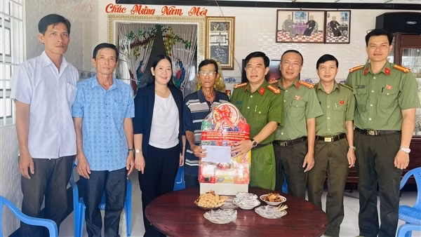 Lãnh đạo Công an tỉnh Cà Mau thăm hỏi, tặng quà người có công, gia đình chính sách