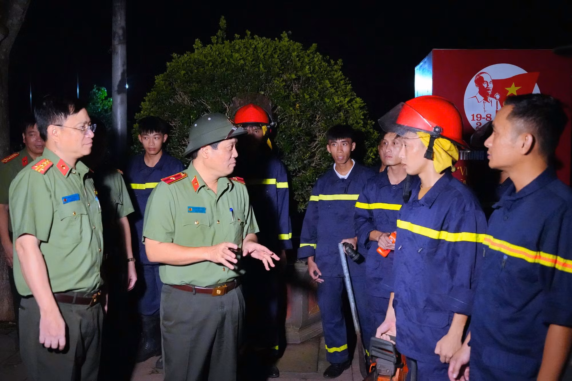 Đoàn công tác Bộ Công an chỉ đạo, kiểm tra công tác khắc phục hậu quả cơn bão số 5 trên địa bàn tỉnh Nghệ An -0