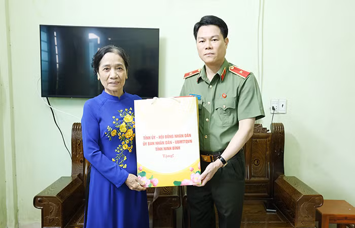 Thiếu tướng Nguyễn Hữu Mạnh. Giám đốc Công an tỉnh thăm, tặng quà gia đình chính sách, người có công với cách mạng&nbsp; -0
