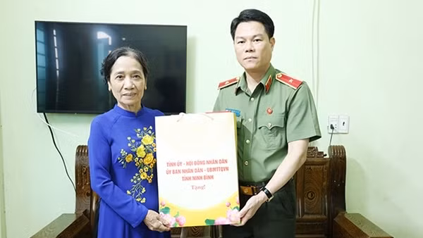 Giám đốc Công an tỉnh Ninh Bình thăm, tặng quà gia đình chính sách, người có công với Cách mạng