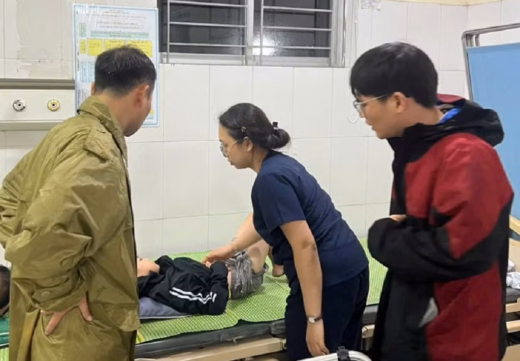 Công an xã vượt lũ hỗ trợ sản phụ chuyển dạ tới bệnh viện -0