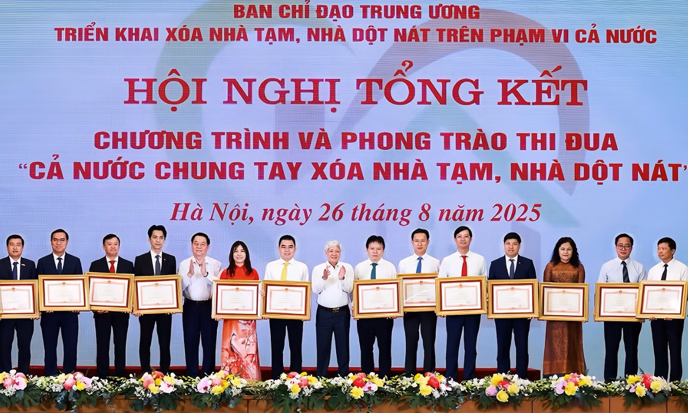 Chính phủ hoàn thành mục tiêu 334.000 căn nhà tạm được xây mới, HDBank chung tay đóng góp trên 2.600 căn -0