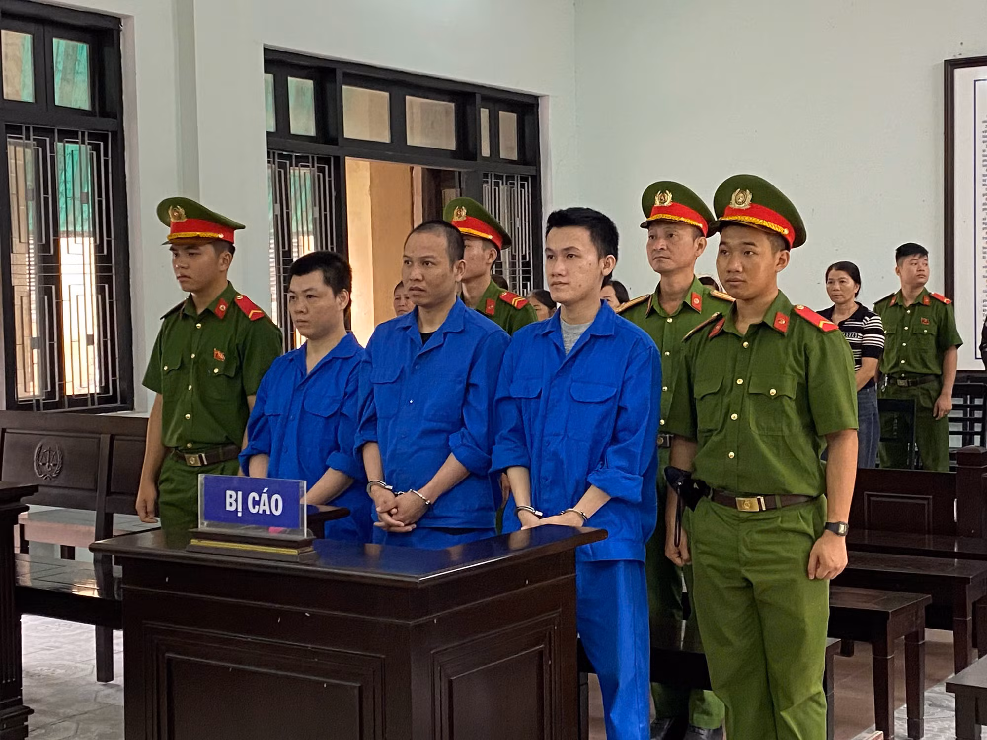 Vào bar “phê” ma túy, 3 bị cáo chia nhau hơn 21 năm tù -0