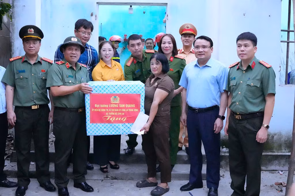 Đoàn công tác Bộ Công an chỉ đạo, kiểm tra công tác khắc phục hậu quả cơn bão số 5 trên địa bàn tỉnh Nghệ An -1