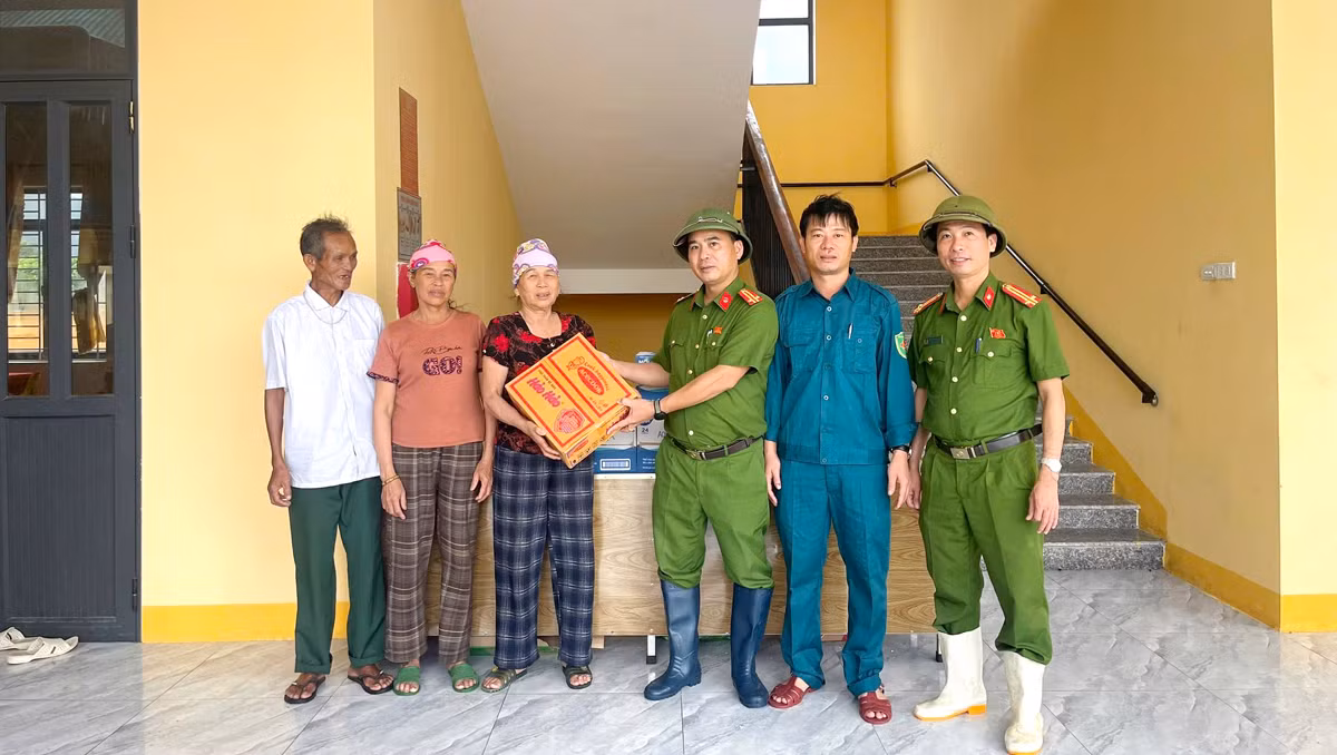 Công an Hà Tĩnh xuyên đêm giúp dân ứng phó bão số 5, sẵn sàng khắc phục sau bão -0