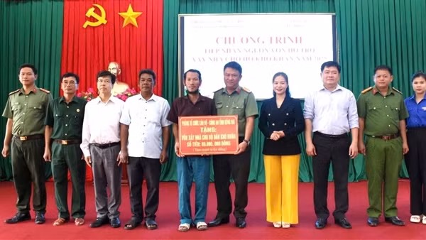 Trao kinh phí xây dựng nhà cho gia đình đồng bào thiểu số nghèo