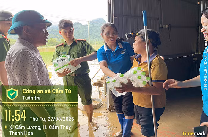 Công an xã Cẩm Tú giúp dân khắc phục hậu quả sau bão số 5 -0