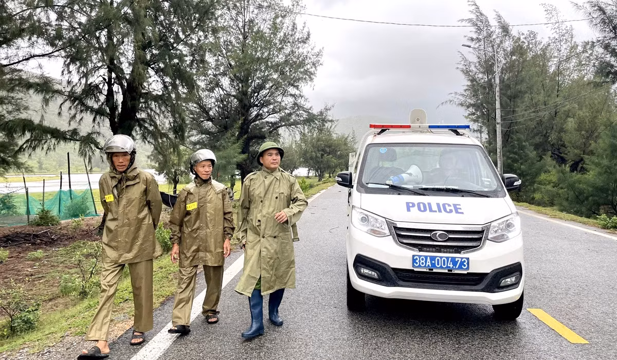 Công an Hà Tĩnh xuyên đêm giúp dân ứng phó bão số 5, sẵn sàng khắc phục sau bão -0