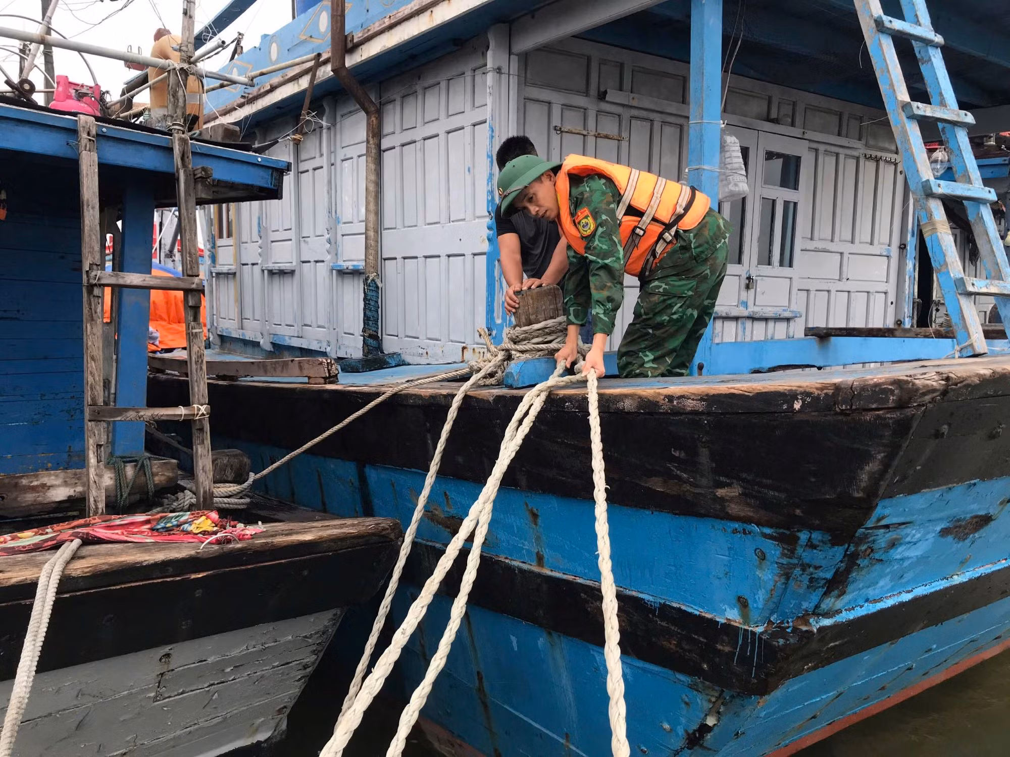 TP Huế: Nông dân khẩn trương thu hoạch lúa, ngư dân cấp tập đưa tàu thuyền vào bờ tránh bão số 5 -0