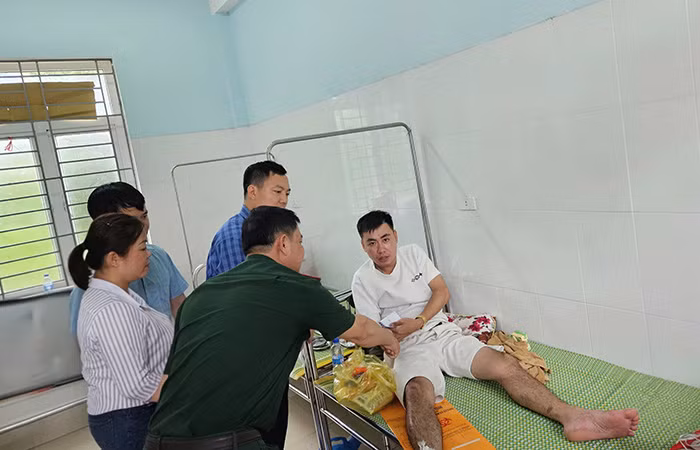 Cán bộ Công an xã Hiền Kiệt bị thương khi giúp dân phòng, chống bão số 5 -0