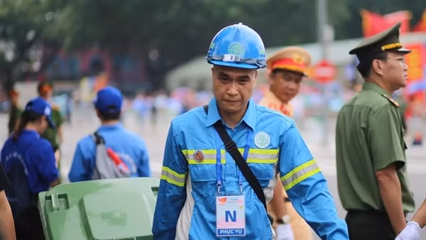 Công nhân vệ sinh môi trường không ngại vất vả giữ cho đường phố sạch đẹp