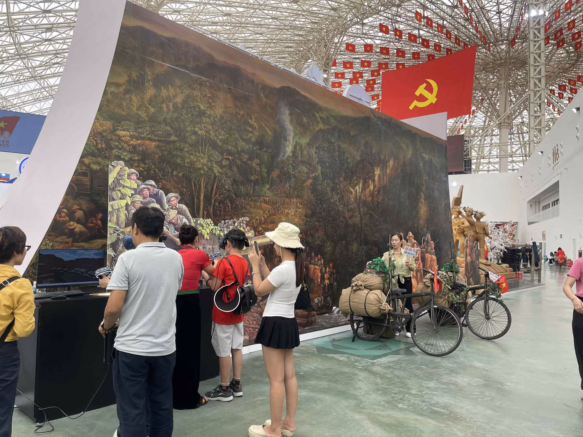 Du khách hào hứng trải nghiệm tại các gian hàng trưng bày -0