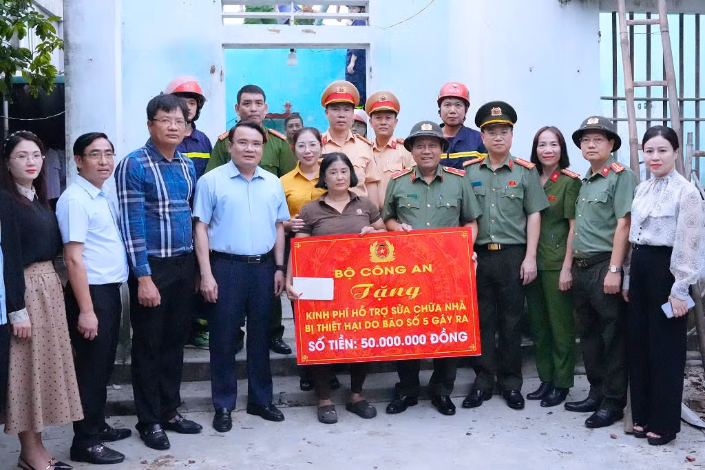 Đoàn công tác Bộ Công an chỉ đạo, kiểm tra công tác khắc phục hậu quả cơn bão số 5 trên địa bàn tỉnh Nghệ An -2