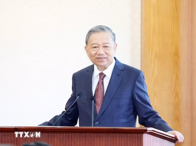 Tổng Bí thư Tô Lâm trao Huy hiệu 45 năm tuổi Đảng tặng đồng chí Phan Đình Trạc -0
