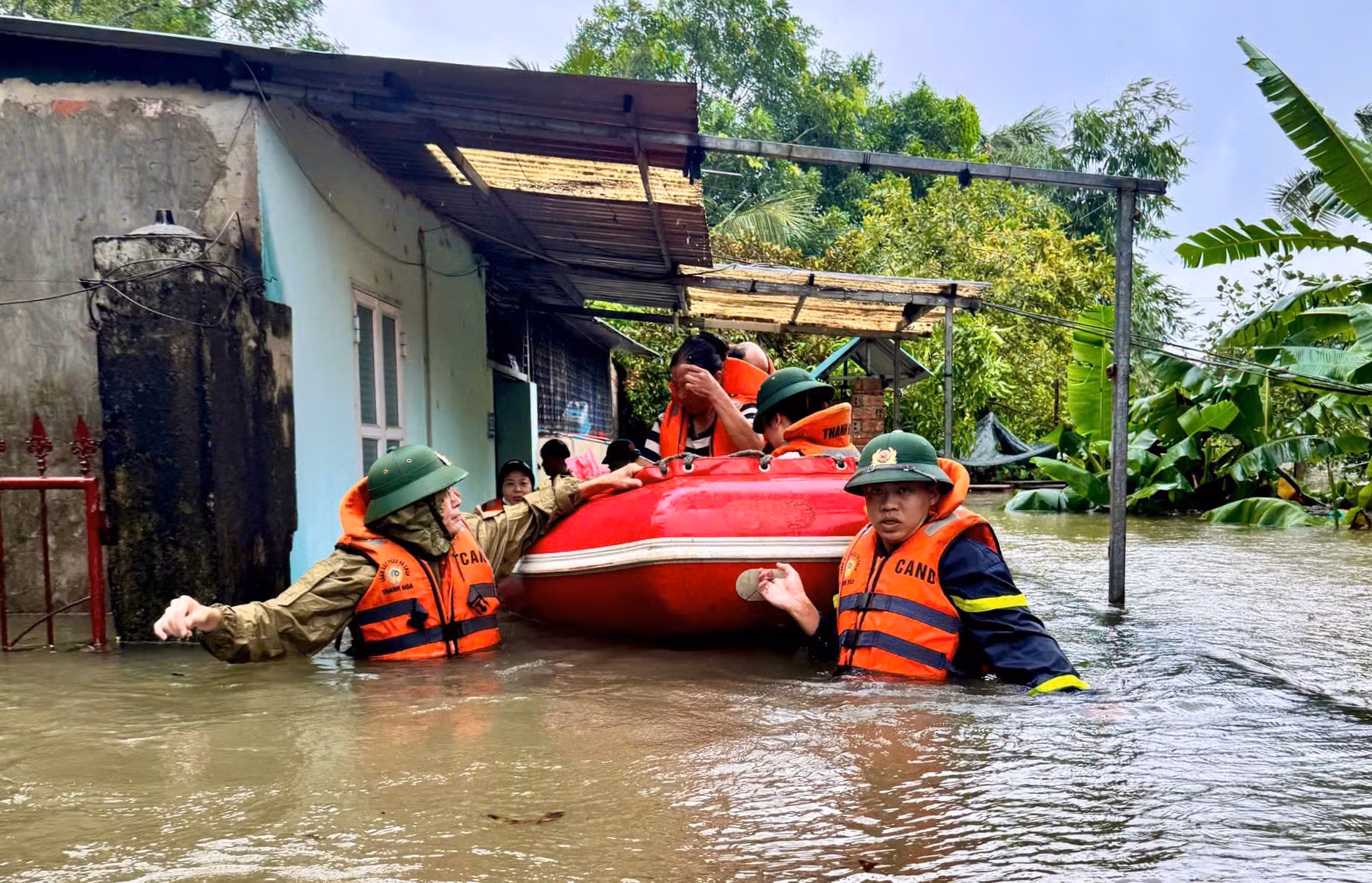 Kịp thời di dời 6 hộ dân trong vùng ngập lụt đến nơi an toàn -0