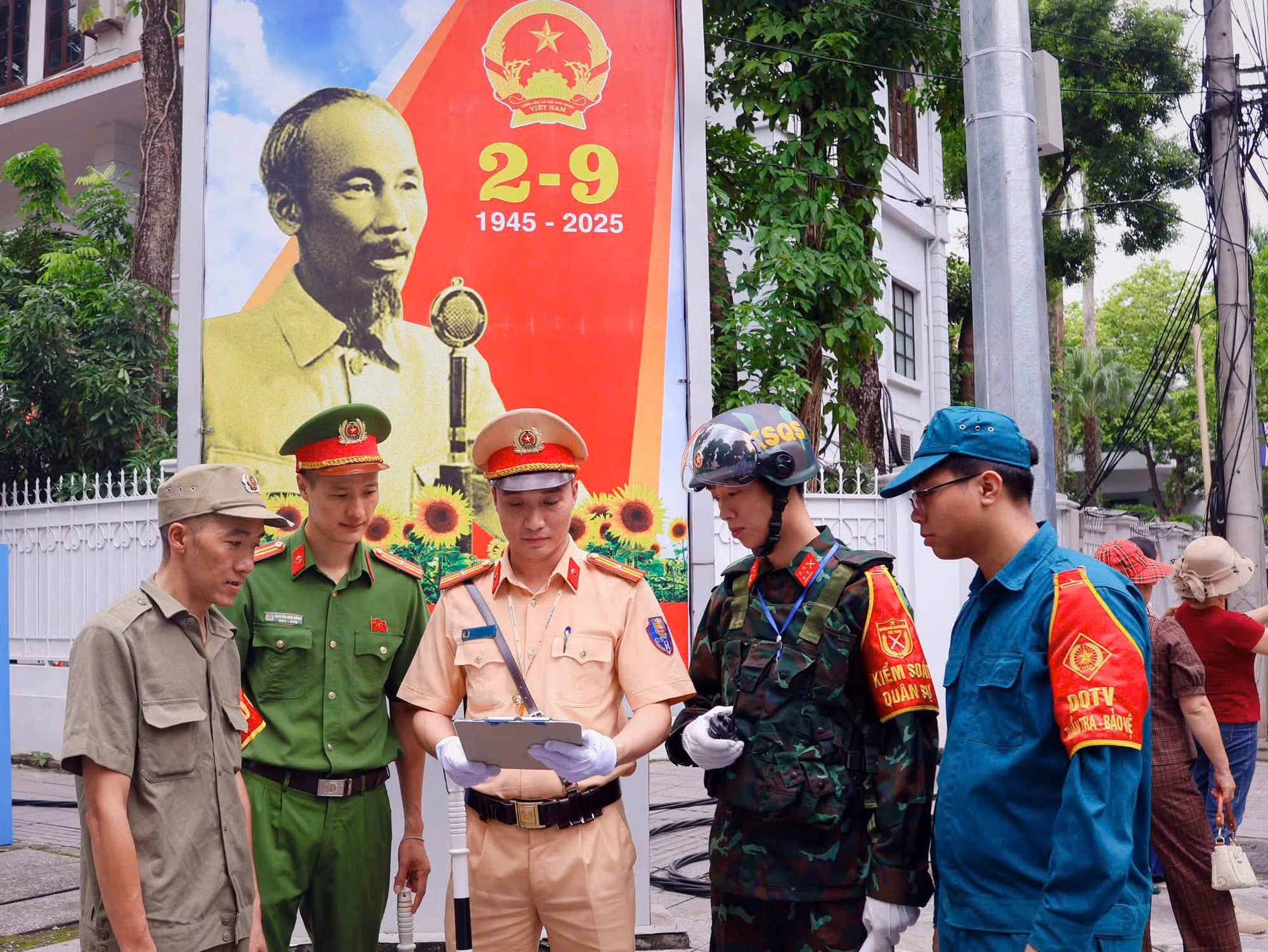 Quản lý chặt cư trú, hỗ trợ nhân dân, du khách để đảm bảo bình yên Thủ đô -0