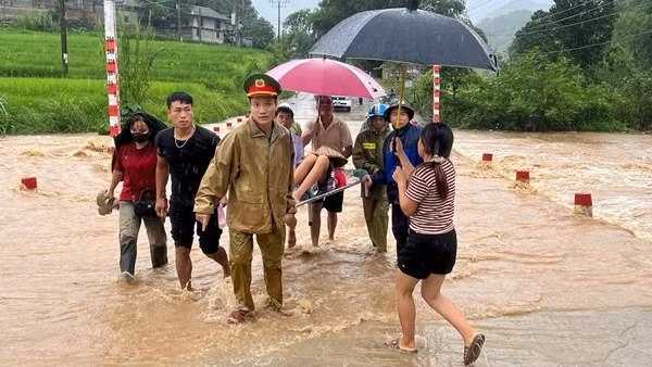 Công an xã vượt lũ hỗ trợ sản phụ chuyển dạ tới bệnh viện