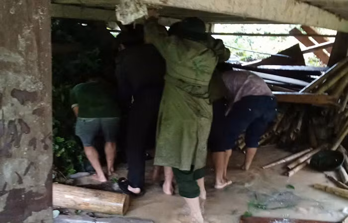 Cán bộ Công an xã Hiền Kiệt bị thương khi giúp dân phòng, chống bão số 5 -1