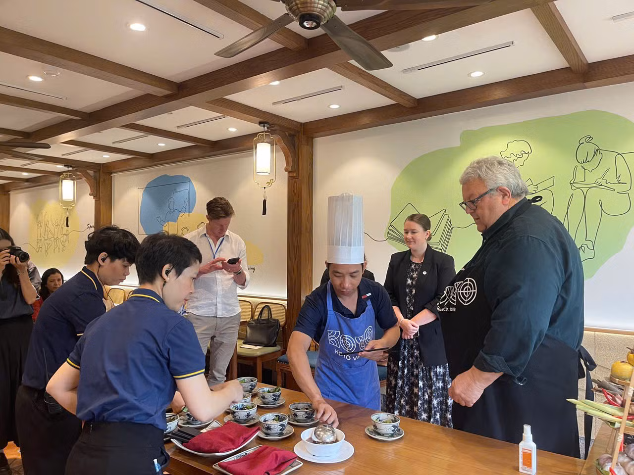 Chủ tịch Quốc hội New Zealand trải nghiệm làm món thịt bò cuốn lá lốt -0
