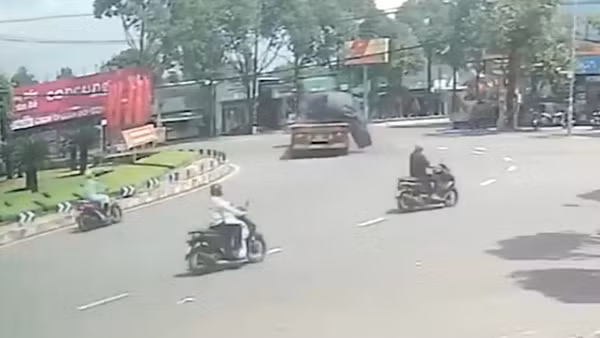 2 vụ xe đầu kéo làm rơi các cuộn thép hàng chục tấn xuống đường