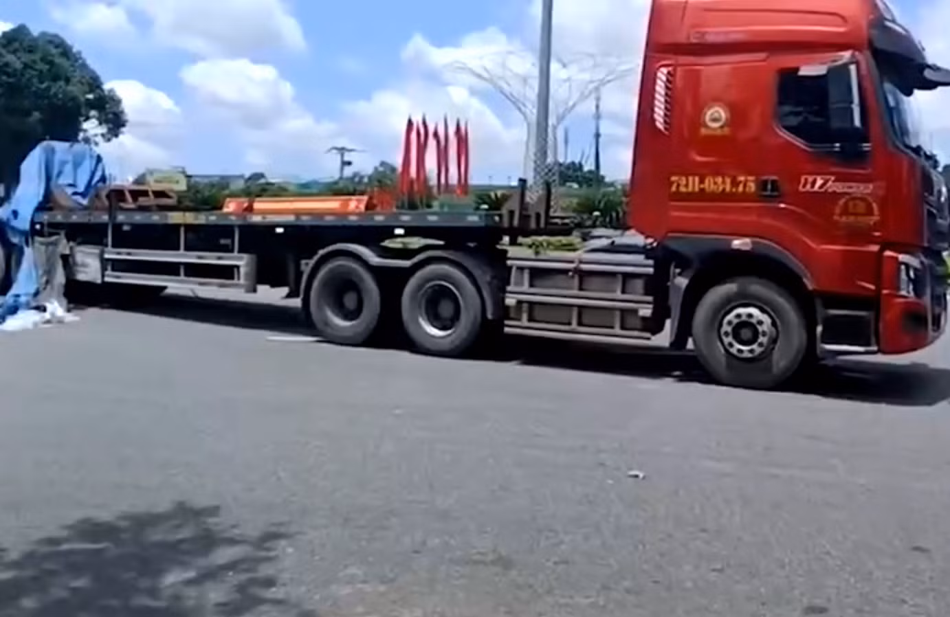 Liên tiếp xảy ra 2 vụ xe đầu kéo làm rơi các cuộn thép nặng hàng chục tấn xuống đường -4