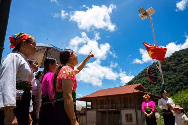 “Ánh sáng xanh” thắp sáng từng bản làng, xóm biển mùa hè -1
