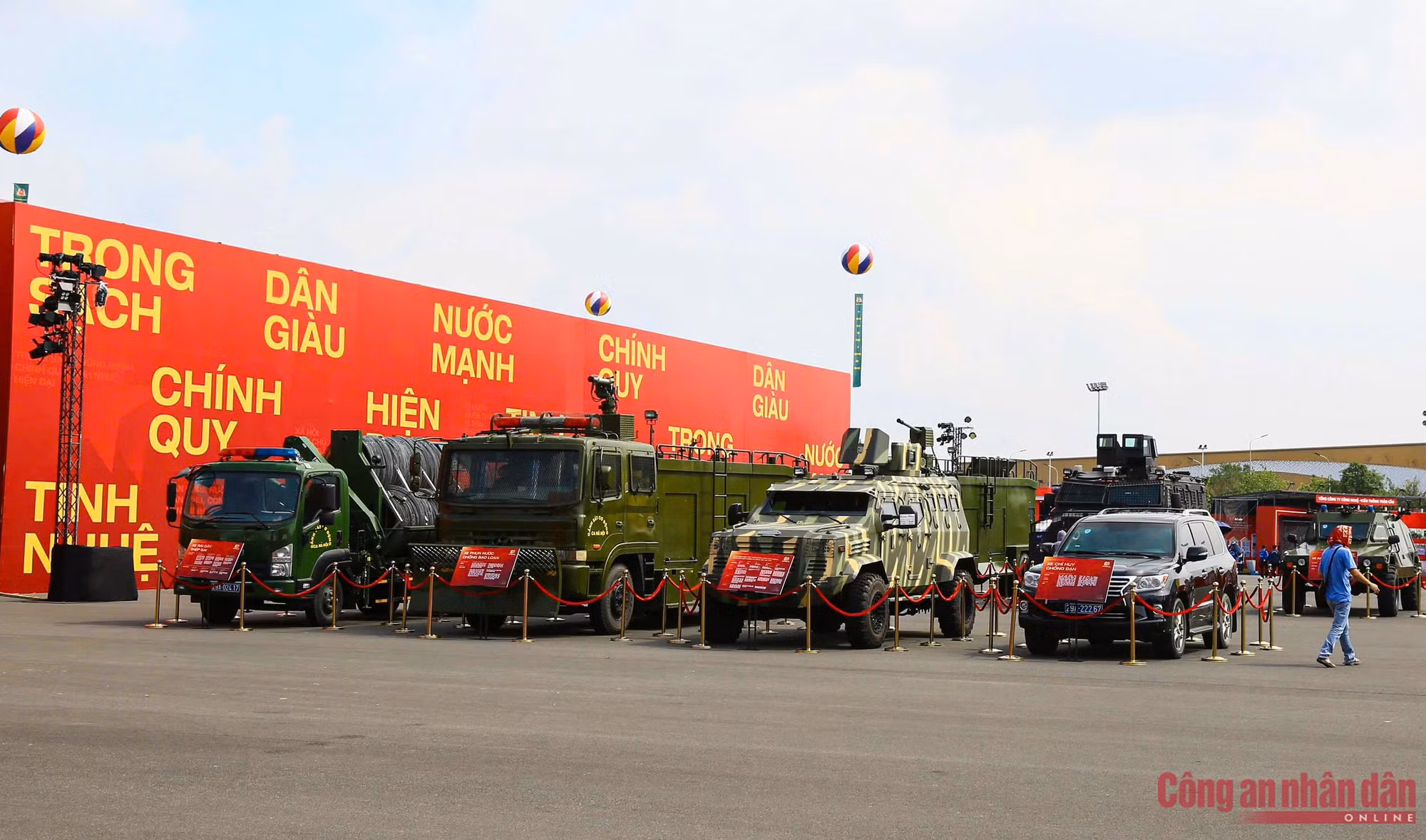 Dàn khí tài, xe chuyên dụng của CAND và QĐND tại Triển lãm Thành tựu đất nước -1