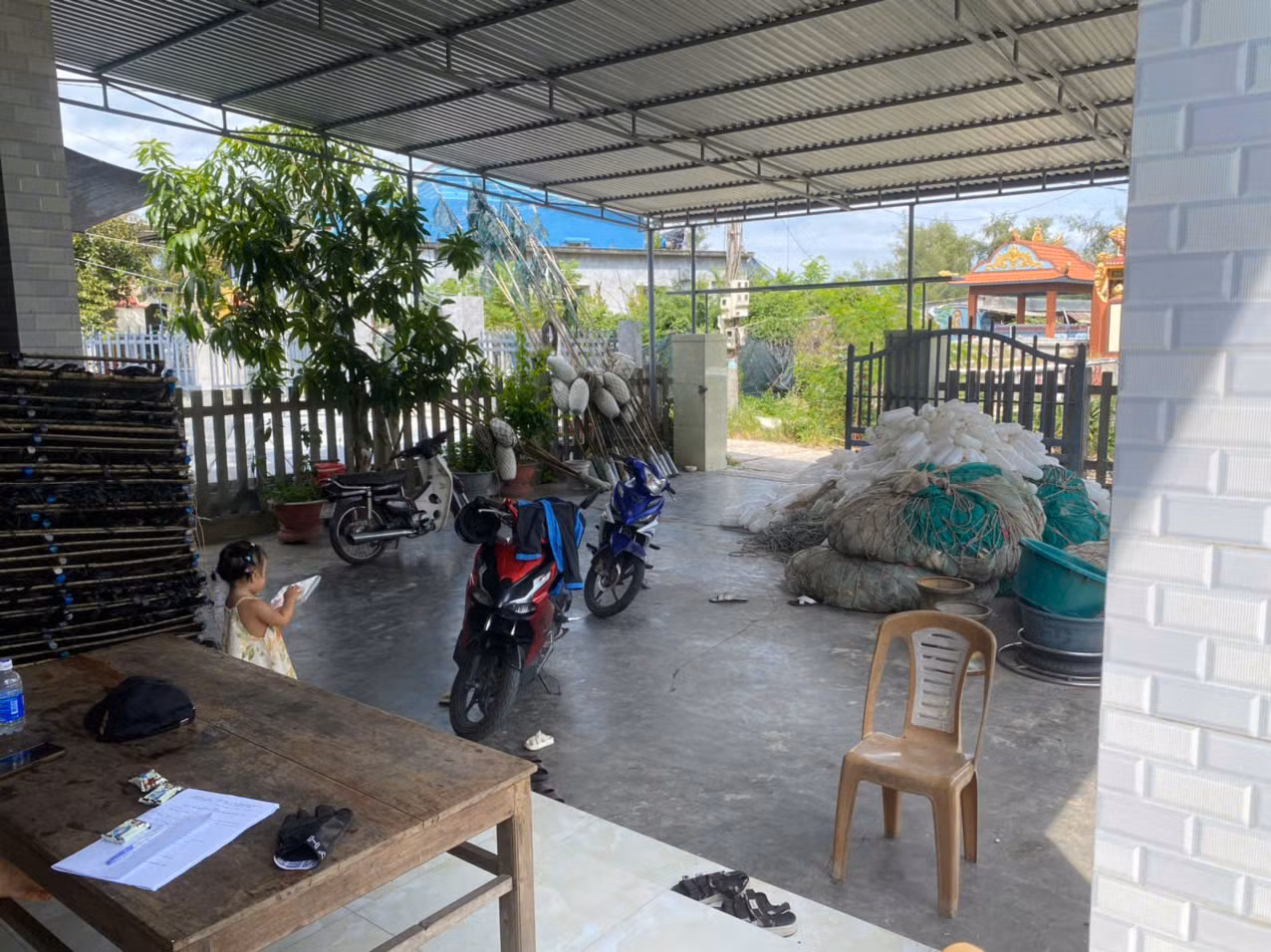Công an “đi từng ngõ, gõ từng nhà” tuyên truyền người dân chủ động chống bão số 5 -1