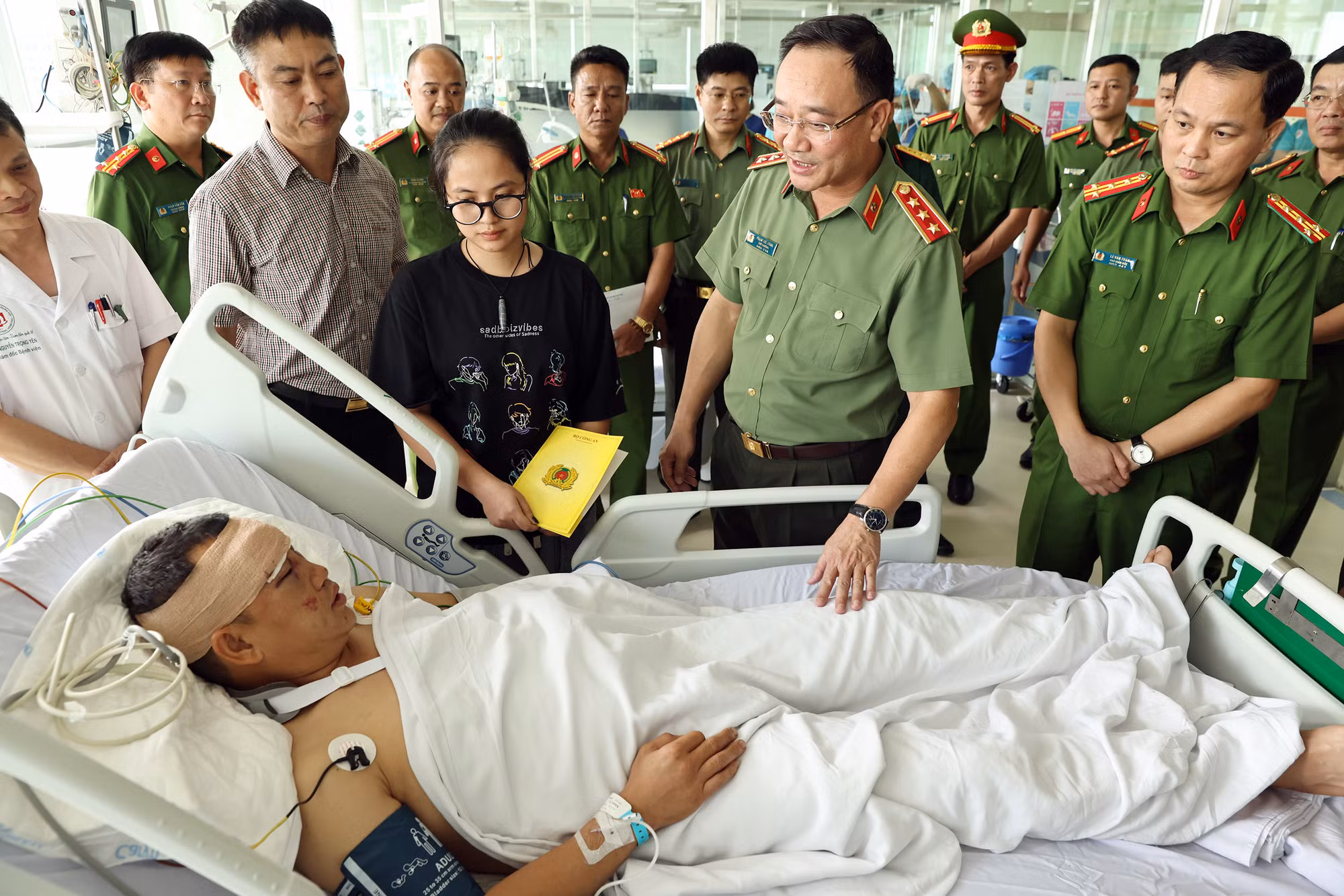 Thứ trưởng Phạm Thế Tùng thăm hỏi, động viên cán bộ Công an bị thương khi làm nhiệm vụ -0